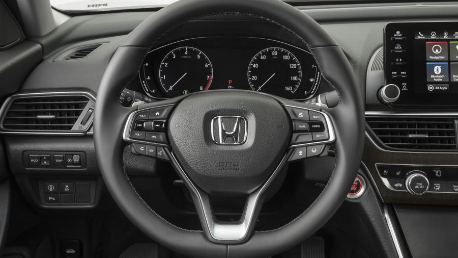Панель приборов Honda Accord Touring Hybrid 2017 года  (NA) (фото 91 из 170)